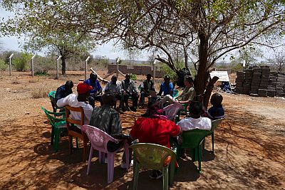 Kenia Makueni Overleg met de boerencooperatie bezig met bijenteelt